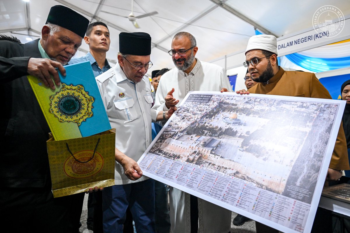 anwaribrahim's tweet photo. Dalam mendepani Islamofobia, kita memilih jalan ilmu dan hikmah, termasuk usaha menyediakan tafsir al-Quran dalam 30 bahasa agar risalah Islam sebagai agama rahmah, ilmu dan peradaban dapat difahami dengan lebih luas.

Gerakan tadabur al-Quran dan percetakan Mushaf Malaysia MADANI juga terus diperkasa bagi mendekatkan masyarakat kepada al-Quran untuk dibaca, difahami dan dihayati dalam kehidupan.

Demikian saya tekankan tatkala menyempurnakan Program Ma’idah Wanita MADANI Peringkat Nasional serta melancarkan Tadabur Mushaf Malaysia MADANI di Masjid Al-Muhajirin, Seberang Jaya.

Ma’idah Wanita MADANI menghubungkan penghayatan al-Quran dengan kemahiran penyediaan makanan, keusahawanan dan pemasaran digital, membuka ruang kepada wanita untuk memperkasa diri, menambah pendapatan serta mengukuhkan keluarga dan masyarakat.

Kita mahu penghayatan al-Quran diterjemahkan dalam kehidupan termasuk memperkasa wanita dengan ilmu, kemahiran dan keusahawanan, mengukuhkan keluarga serta membina masyarakat yang berdaya tahan.

Saya turut mengumumkan peruntukan sebanyak RM4.6 juta disalurkan bagi menaik taraf 27 Institusi Pendidikan Islam (IPI) di Pulau Pinang, agar terus menjadi wadah membina generasi berilmu, berakhlak dan beradab, demi masa depan negara yang berpaksikan ilmu dan nilai.

#MalaysiaMADANI
#YakinMADANI