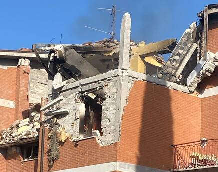 Agenzia_Ansa's tweet photo. E' morto nella notte all'ospedale Sant'Eugenio di Roma il 54enne rimasto gravemente ustionato nell'esplosione avvenuta nei giorni scorsi in una palazzina a Cassino. Lo si apprende da fonti sanitarie. #ANSA 
https://t.co/l9YusP7iiw https://t.co/b4IaUv5dsp