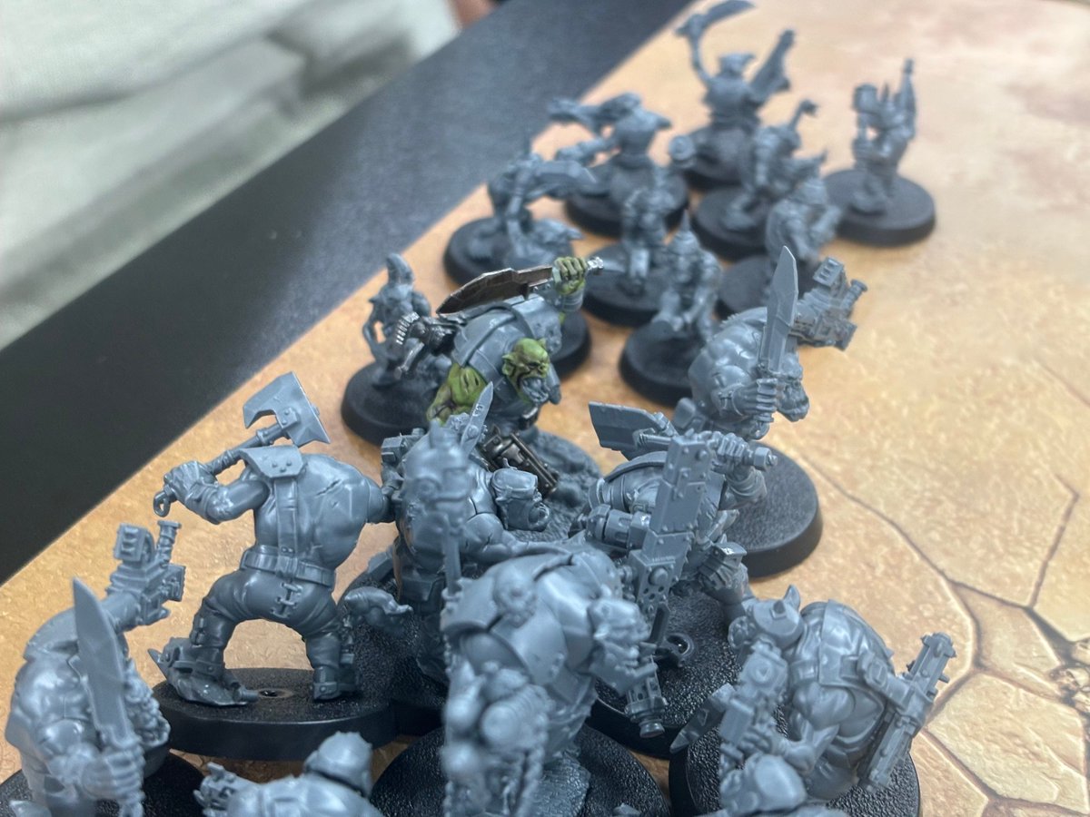WarhammerNPR's tweet photo. お店では４０K初心者ゲーム会が進行中です‼️

ご家族を連れてきてペイント体験✨
そして塗ったミニチュアを使ってコンバットパトロールが始まったぞ🔥

いざ！ウォーハンマーの世界へ✨️

＃ウォーハンマー
＃warhammer
＃日暮里 https://t.co/tJVXrNeVq7