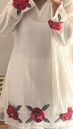 Urvashifnty's tweet photo. Guys, what do you call this—kurta or kurti? 😭🤍 Because whatever it is, I’m LOVING it so much. Like, why is it so prettyyy?? I think I’m officially obsessed with this one 🤏🏻🌹✨ https://t.co/TNUXMBTPZz