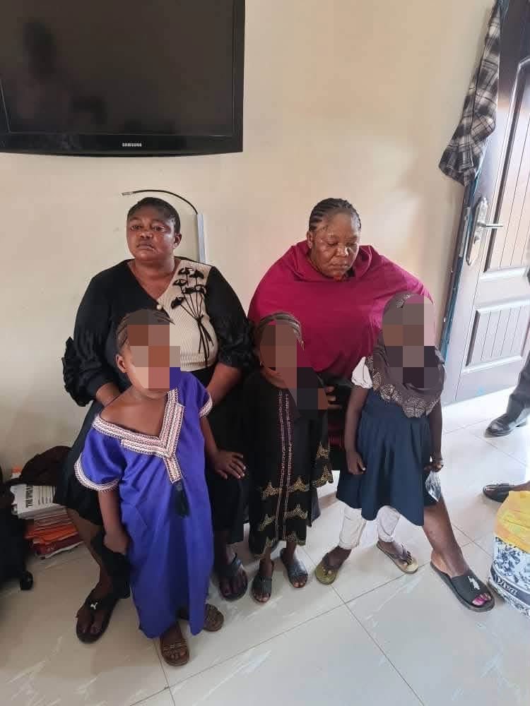ana_herleemerh's tweet photo. Two Igbo Christian women disguised as Muslims were arrested in Jalingo, Taraba State, for attempting to traffic three girls: two aged 5 and one aged 6. https://t.co/9DSrICjSQ3