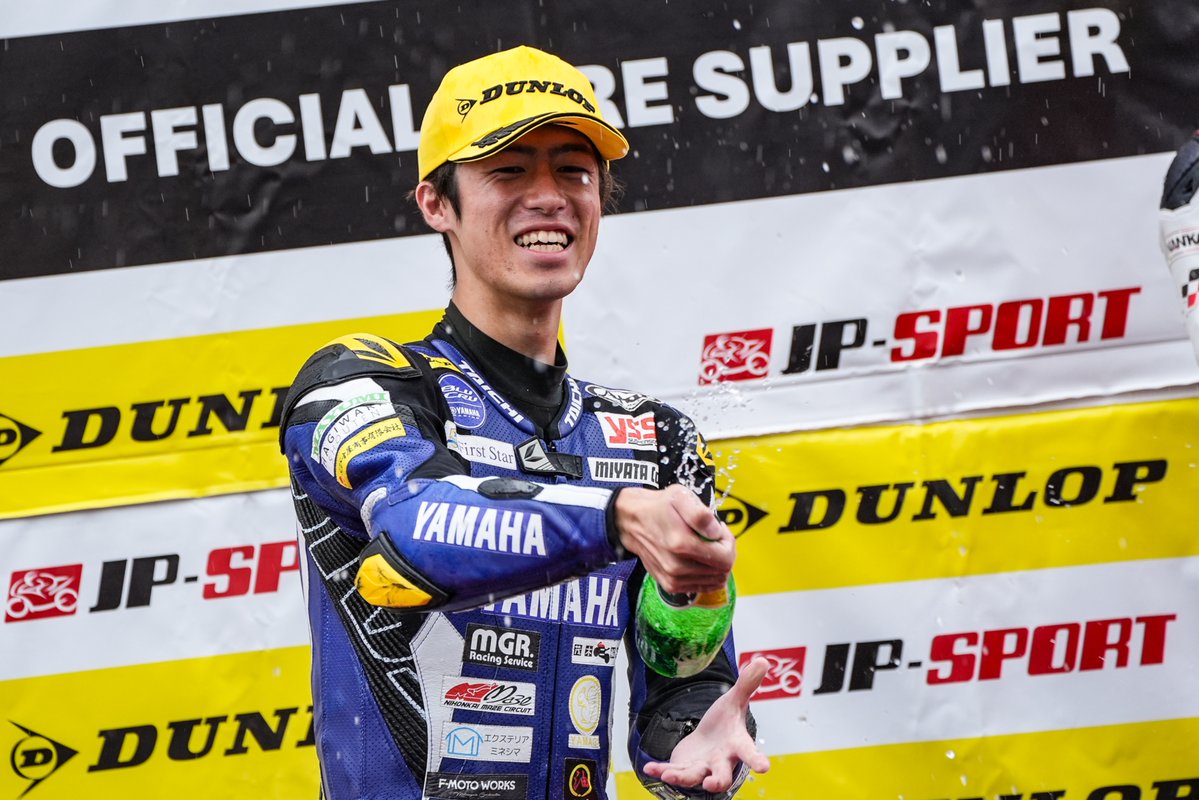 yamaha_race's tweet photo. 🇯🇵━━━━━━━━━━━━━
#全日本ロードレース Rd.5 もてぎ
━━━━━━━━━━━━━🏁

#JPSPORT 決勝
YAMAHA YZF-R3 スカラシップを賭けて5名の🌱若者たちが💥激突！
レースでは予選総合2番手につけた #92 本間国光選手（BLU CRU Team Norick+MGR.）がライバルとの一騎打ちを展開。
最終ラップ、2番手で最終コーナーを立ち上がるもストレートで大逆転し、��ップチェッカー🏁
初となる総合初優勝🏆を獲得しました👏

スカラシップでは、今大会総合3位🥉となった#14 片田泰志選手（BLU CRU Team BabyFace）にジワリと近づきました。

#21 今井勝也選手（BLU CRU Team BabyFace）が総合5位、#41 市川速人選手（BLU CRU Webike Team Norick）が総合9位、#31 小川大樹選手（BLU CRU DOGFIGHTRACING）はDNF

#BLUCRU #YZFR3 #YamahaRacing