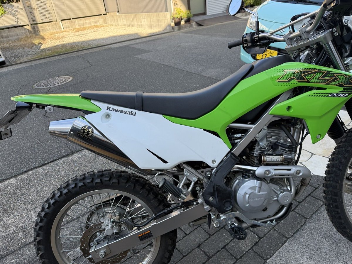 nagoya736k2's tweet photo. 会社の人がバイクを手放すみたいなので、欲しい方いませんか？
気になる方DMください！

SP忠男エキパイとサイレンサーを新品で購入後500キロくらい倉庫してます。

不具合特になしです。
拡散お願いします🙇

#バイク売ります
#KLX https://t.co/XBjrN7QEcA