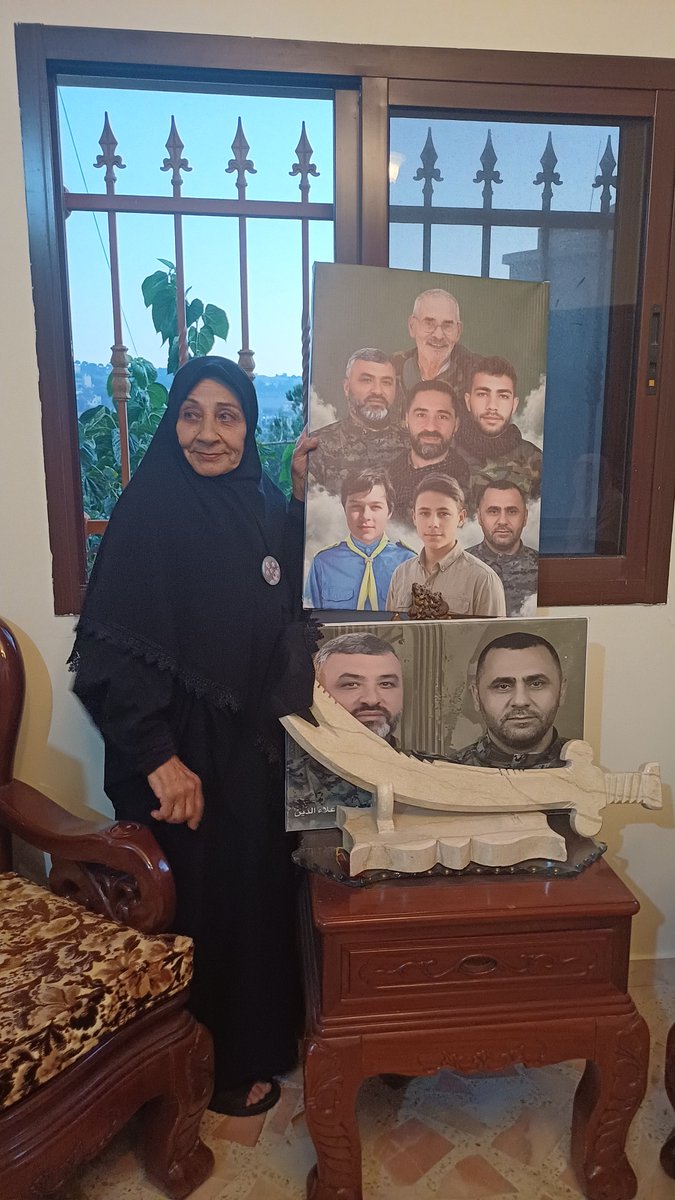 OzuneDonen's tweet photo. Şehit Şeyit Nasrallah son konuşmasında demiştiki bu çok uzun savaş olacak ama sonunda kurtuluş olacak...

Bunun bilincindeki Hizbullahiler en değerlilerini kaybetseler de zafere yakınlar...

Bu şehit annesi
Eşini
3 oğlunu 
2 torununu
1 damadını şehit vermiş
@KudusGunuislam https://t.co/832gC0EqY9