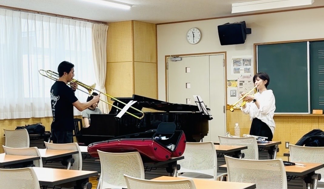 TakaiBet's tweet photo. 吹奏楽コンクールに出演しているメンバーもいる為、5〜8月までお休み中の雅クインテットですが
集まれるメンバー（Trp・Trb）にてエワイゼンのPastoraleに挑戦！
本日は知り合いのピアニストにも参加していただいての合わせでした。 https://t.co/UJ5KooZcbj