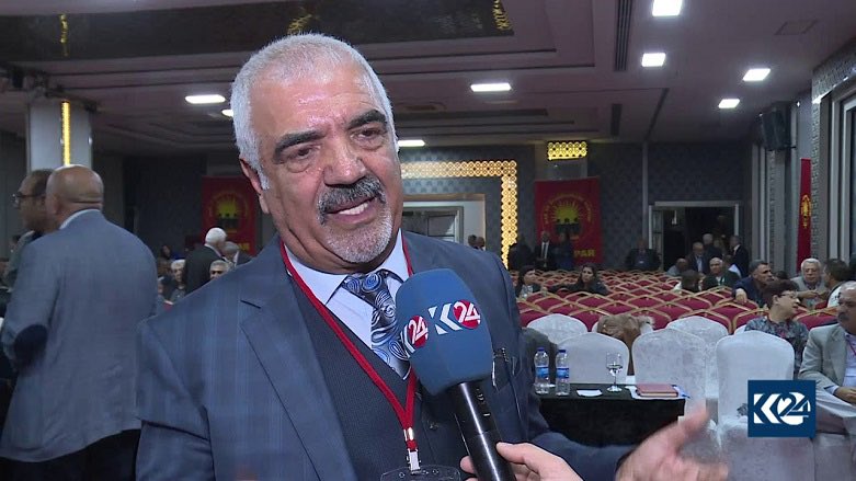 SesliSurec's tweet photo. Kürt siyasetçi ve yazar Latif Epözdemir:

“Adam Esad ile çatışmadı, Colani ile de savaşmadı. Savaş meydanında hiç görünmedi ama ‘general’ oldu. 120 bin askeri varken Suriye’nin 10 bin askeri yoktu. Özerk yönetim vardı. 14 yıldır ilkokuldan üniversiteye kadar eğitim Kürtçeydi. Şimdi bu dil ‘seçmeli dil’ konumuna getirildi.” 

@Latifepozdemir
