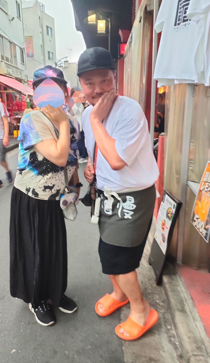 momobuta07's tweet photo. 高円寺のこのいちさんの阿波踊りバイト中の最上さんに今年もお会いしてきました！キキタガリさんのプレボに公式の島二郎サコッシュを入れさせてもらったのですが、なんとそれをつけてくださっていて感動…！
「これ大活躍だよ！ありがとう！」の言葉をいただき嬉しすぎる　優しい！ファンサの鬼…！ https://t.co/MROSdVnBGf