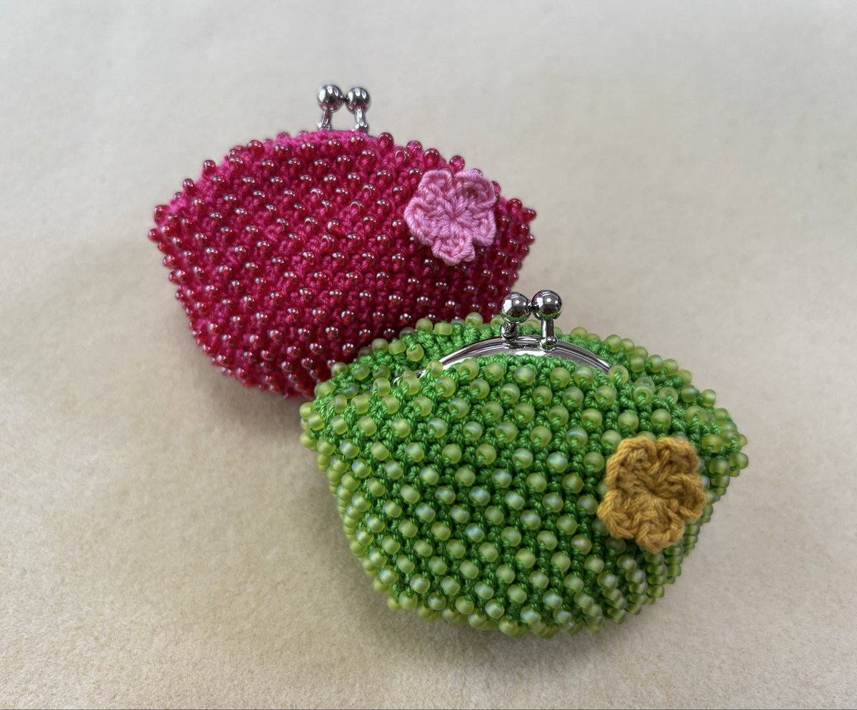 daisy8bule's tweet photo. 本日ひふみ杏さんに納品しました😊
約1×2.5cmサイズの小さなリボンのブローチとがま口です！
がま口は小銭はもちろん、アクセサリーやお薬を入れたり飴🍬を入れてもいいですよ🤭
#ひふみ杏 https://t.co/7UM3PTo83a