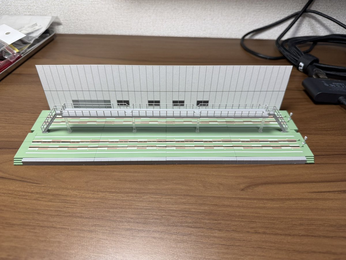 f_2viperzero's tweet photo. 家に帰ってワークショップで作った展示線をじっくり撮影。
使用したランナーも貰ってきた。
見た感じ専用部品をは無さそうなので、いろんな製品を寄せ集めて、背景ボードさえなんとかすれば自作もできるかもしれない？
#京都鉄道博物館 https://t.co/IP6o6K1P20