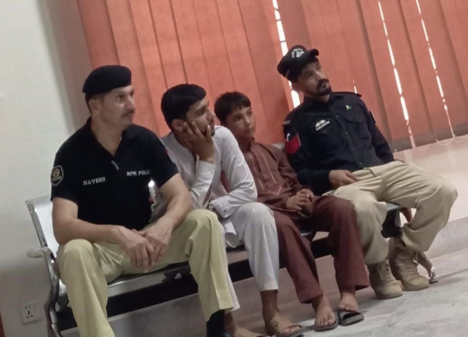 AdvSahibaRana's tweet photo. آیت نور کیس کا مرکزی مجرم اور عمر ایوب خان کا قریبی رشتہ دار یہی سفید کپڑوں والا شخص ہے۔ ریکارڈ کے مطابق اس کی اصل عمر 23 سال ہے، لیکن پولیس کی پوری طاقت اس کوشش میں لگی ہوئی ہے کہ کسی طرح دستاویزات میں ہیر پھیر کر کے اسے 18 سال سے کم عمر (نابالغ) ثابت کیا جا سکے تاکہ وہ سخت سزا سے بچ جائے۔ 

اس کی باڈی لینگویج اور بیٹھنے کا انداز ملاحظہ کریں۔ چہرے پر نہ کوئی پچھتاوا ہے اور نہ ہی قانون کا کوئی خوف۔ اسے دیکھ کر لگتا ہے کہ یہ کوئی ملزم نہیں، بلکہ کوئی اسسٹنٹ کمشنر (AC) صاحب ہیں جو پولیس کے پروٹوکول اور شاہی مہمان نوازی میں کسی سرکاری دورے پر آئے ہوئے ہوں۔