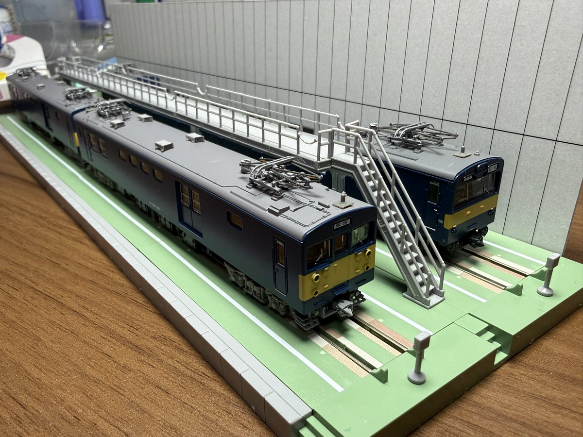 f_2viperzero's tweet photo. 鉄コレのクモヤ145とクモル145を並べてみると、鉄博のあのトイレ前の感じがでてとても良い。 https://t.co/vQ5xXAJjQm