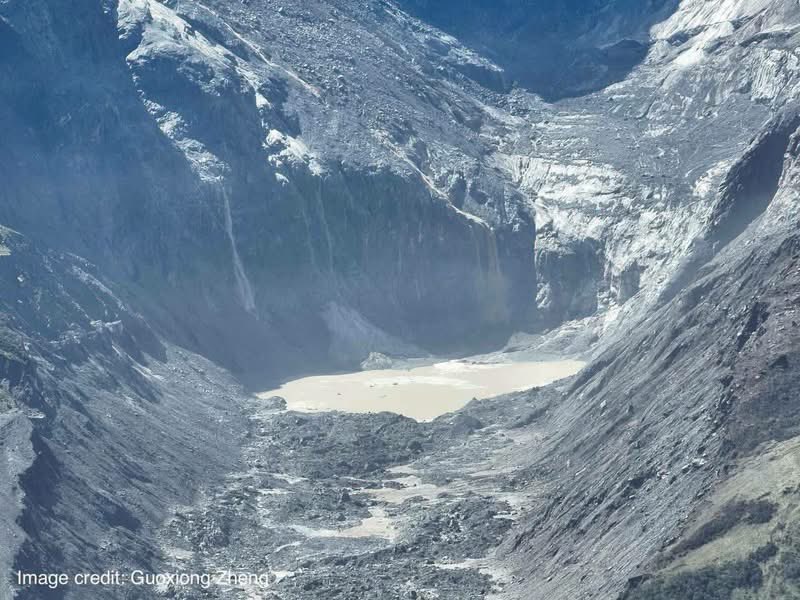 anandanepali99's tweet photo. Have a look the right source area of the  catastrophic massive flood in Nepal - China 🇨🇳. 

Photos 📸: Guoxiong Zheng https://t.co/rtiCMjhNoA