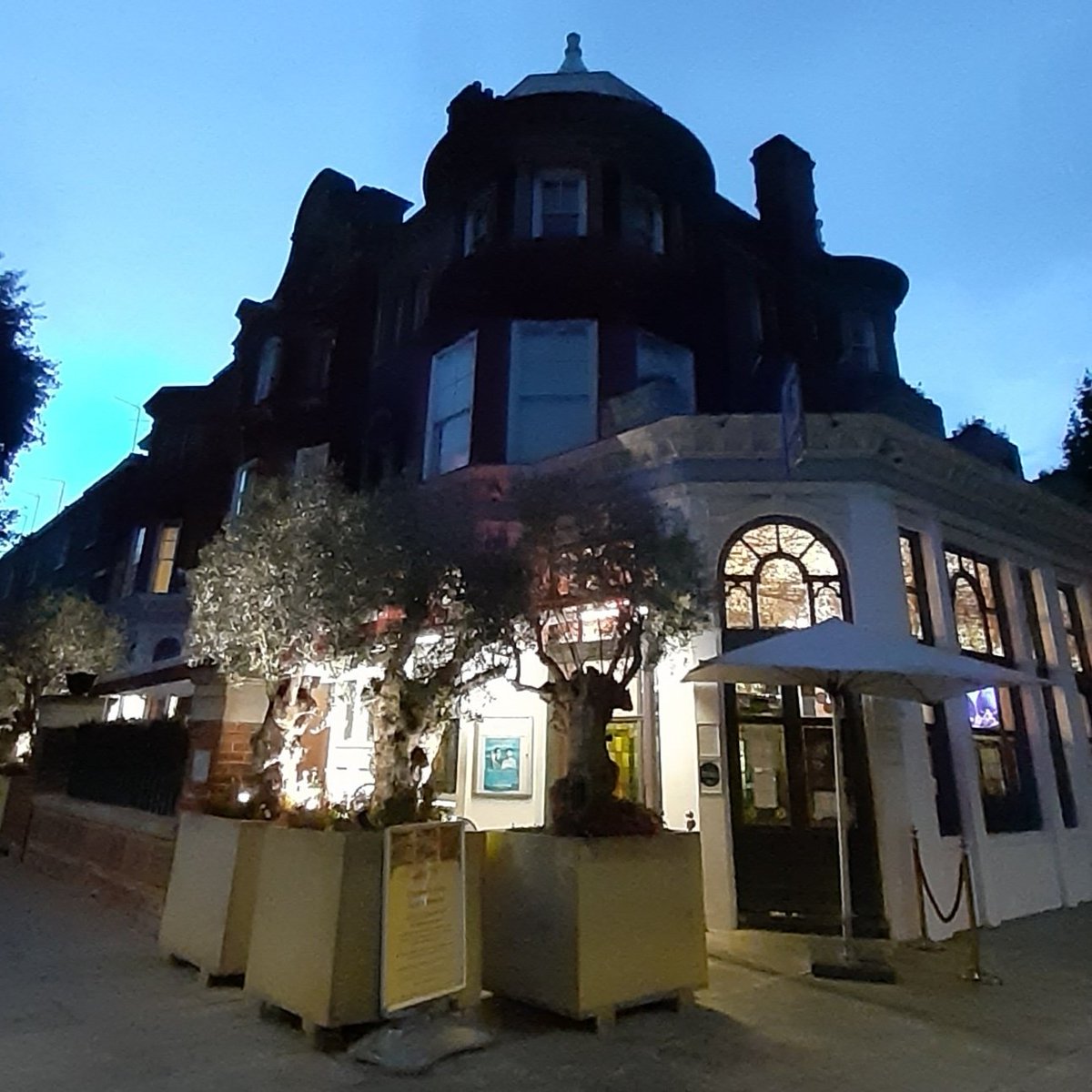 Mybus_UK's tweet photo. 🇬🇧パブ飯はフィッシュ&amp;チップスだけじゃない。
北ロンドンにあるMAROUSH AT CROCKERS FOLLYというパブレストランは、ルネッサンススタイルで大理石のカウンターやクリスタルのシャンデリアで飾られたゴージャスなダイニングルームでレバノン料理をいただけます🍽️🍺

#ロンドンパブ
#レバノン料理 https://t.co/fVr7FR3NLs