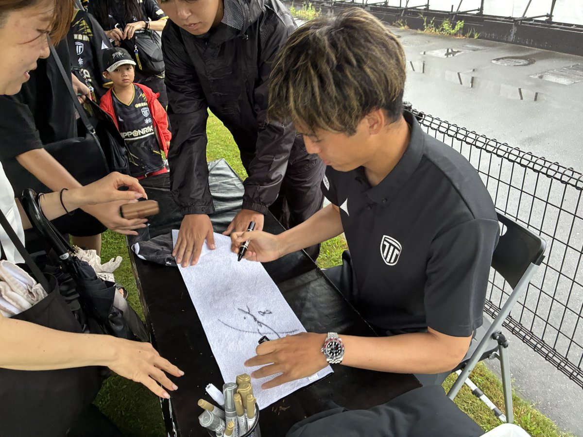 tochigi_city_'s tweet photo. 🎉 𝑺𝑰𝑮𝑵 𝑬𝑽𝑬𝑵𝑻 ✍️
━━━ｖ━━━━━━━━━━━

本日は🙌

8️⃣ #山下敬大 選手
1️⃣1️⃣ #バスケスバイロン 選手

🔽イベント情報
https://t.co/bGzH4L5CaY

🔽スクール無料体験実施中‼️
詳しくはこちら✅
https://t.co/v8EnH2qo7l

#栃木シティ https://t.co/wD7kyeNf7t