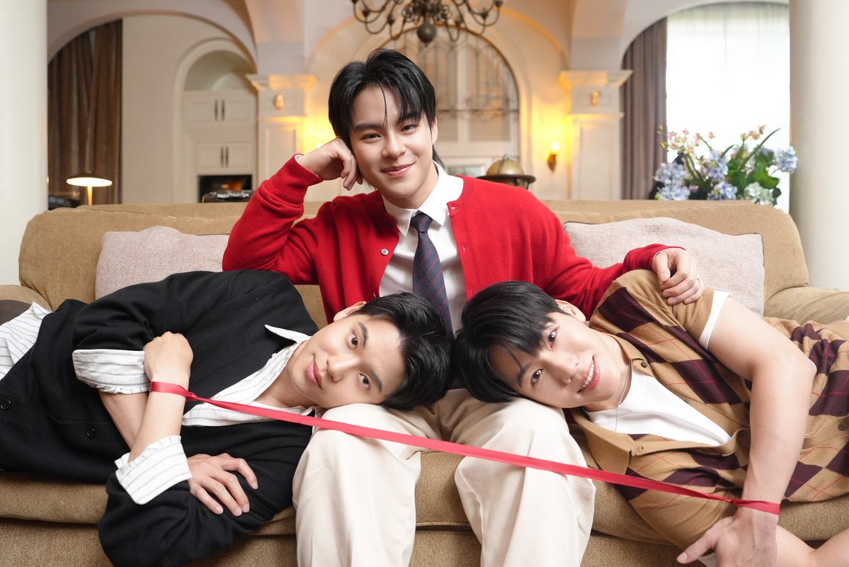 CM2Connect's tweet photo. เหมาะสมลงตัว “หยิ่น-วอร์“ ดึง “มาร์คคริส BUS” ร้องเพลง “ล้มดีล” OST. ”ที่รักสารวัตรเธียร์“

     กรี๊ดกันให้สลบ เพราะครั้งนี้ “ARGENTIS” ทำถูกใจแฟน ๆ เข้าอย่างจัง เปิดตัวเพลงประกอบซีรีส์ “ที่รักสารวัตรเธียร์ | POLICE IN LOVE“ เพลงแรก “ล้มดีล” เล่าเรื่องราวของคนสองคนที่เริ่มต้นจากข้อตกลง แต่ยิ่งใกล้ก็ยิ่งชิด หัวใจเข้ามาเป็นตัวแปรหลักในความสัมพันธ์ จนทำให้เงื่อนไขที่เคยตกลงกันไว้เป็นอันโมฆะ ดีลที่ถูกสร้างกลับต้องยกเลิกแล���เกิดเป็นความรักขึ้นมาจริง ๆ 
     “ล้มดีล” เป็นผลงานของเจ้าพ่อเพลงแอบรักอย่าง “ติ๊ก–กฤษติกร พรสาธิต” หรือ “ติ๊ก Playground” ผสานเสียงร้องของหนุ่มสุดฮอต “มาร์คคริส-กฤษณ์ กัญจนาทิพย์“ สมาชิกจากวง “BUS because of you i shine” 
     โดย “มาร์คคริส” เผยว่าเพลงนี้เป็นเพลงที่ร้องยากมาก แต่เนื้อหาน่ารักและติดหูดี ส่วนตัวชอบท่อน Bridge “ผมขอแค่อย่างเดียว เมื่อไหร่ที่ใจเราเชื่อมกัน อย่าทำผิดสัญญาที���สำคัญที่สุด ที่ให้ไว้กับผมนะ ช่วยดูแลหัวใจของผม ทำให้ผมโชคดีที่สุดในโลกที และทำให้ฝันของผมเป็นจริง ด้วยรักของคุณที่มี…” โดย “มาร์คคริส” ยังเผยว่าเคยเจอ “หยิ่น-วอร์” มาก่อน แต่นี่เป็นครั้งแรกที่ได้ร่วมงานกันอย่างจริงจัง ���อมรับว่าตกใจมากหลังรู้อายุของพี่ ๆ ทั้งสอง เพราะหน้าเด็กมาก ก่อนจะทิ้งท้ายฝากผลงานเพลงที่ตั้งใจมาก ๆ อย่างเพลง “ล้มดีล” เพลงนี้ด้วย
     ส่วนพระเอกนายเอกเอ็มวีเพลงนี้จะเป็นใครไปไม่ได้ นอกจาก ”หยิ่น อานันท์“ ผู้รับบท ”สารวัตรเธียร์“ และ ”วอร์ วนรัตน์“ ผู้รับบท ”ดาบมังกร“ ทั้งคู่เผยว่า เพลง ”ล้มดีล“ เป็นเพลงที่น่ารักมาก พอได้ “มาร์คคริส” มาร้องอีก เรียกว่าเหมาะ��มสุด ๆ ไปเลย ทั้งสองคนตอบเป็นเสียงเดียวกันว่าท่อนที่ชอบที่สุดคือท่อน “ห้ามเผลอ ห้ามอิ๊น..” เพราะมีเอกลักษณ์มาก ๆ เรียกว่าฟังแล้วติดหูแน่นอน 
     สามารถรับชม MV และฟังเพลง “ล้มดีล” ได้แล้ววันนี้ ทุกสตรีมมิ่งแพลตฟอร์ม ก่อนจะไปฟินกับซีรีส์ ”ที่รักสารวัตรเธียร์“ ทุกคืนวันเสาร์ เวลา 20:00 น. เริ่มตอนแรก 12 กันยายนนี้ ทาง WeTV ที่เดียวเท่า��ั้น

https://t.co/6ED2kMqxLy

1 st OST POLICE IN LOVE
#ล้มดีลMV 
#ที่รักสารวัตรเธียร์ #PoliceinLove