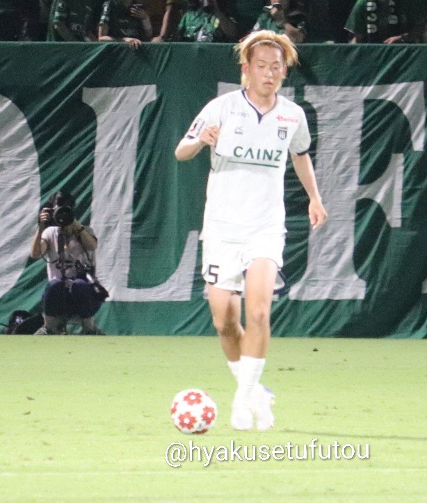 hyakusetufutou's tweet photo. SC相模原戦以来の試合出場となった #中野力瑠 選手
3バックの右でフルタイム出場。攻撃時には真ん中に入って捌いていた
プレスが来ても、ただ前に蹴るだけじゃなく味方に繋ぐ意識は良いと思う
持ち味のロングフィードやサイドチェンジも見たいな
#thespa
#天皇杯二回戦 https://t.co/hMAc1PhFIV