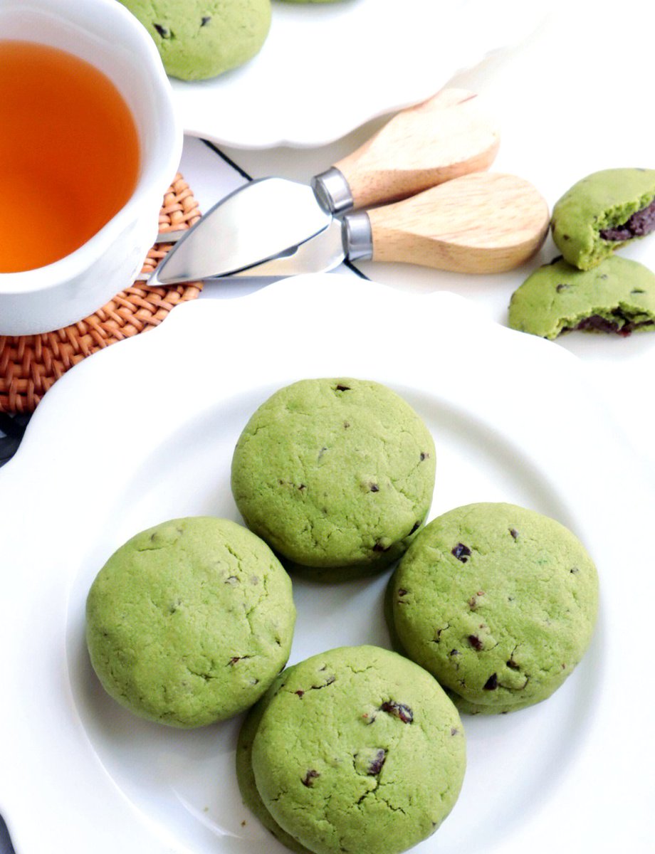 HashLabsanshuuu's tweet photo. Got the perfect midday pick-me-up! Crunchy matcha cookies + tangy mango gummies = snack heaven  Who else is grabbing a bite to share https://t.co/zVKL9Ts31W