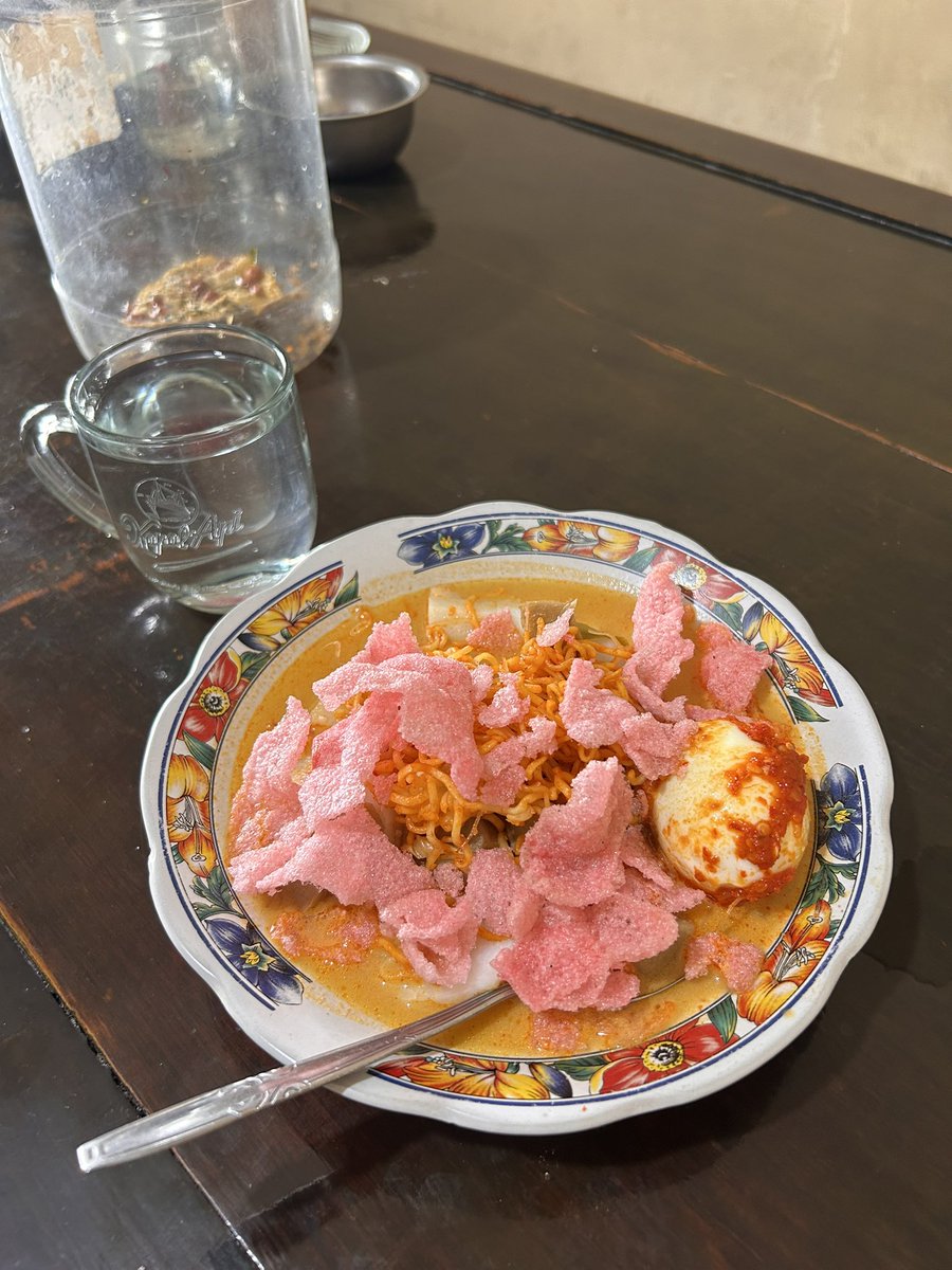 shyashya's tweet photo. Ganti kulit jok motor setelah isi energi
#katupe #tehtalua #minangcuisine https://t.co/a844l6E4fl