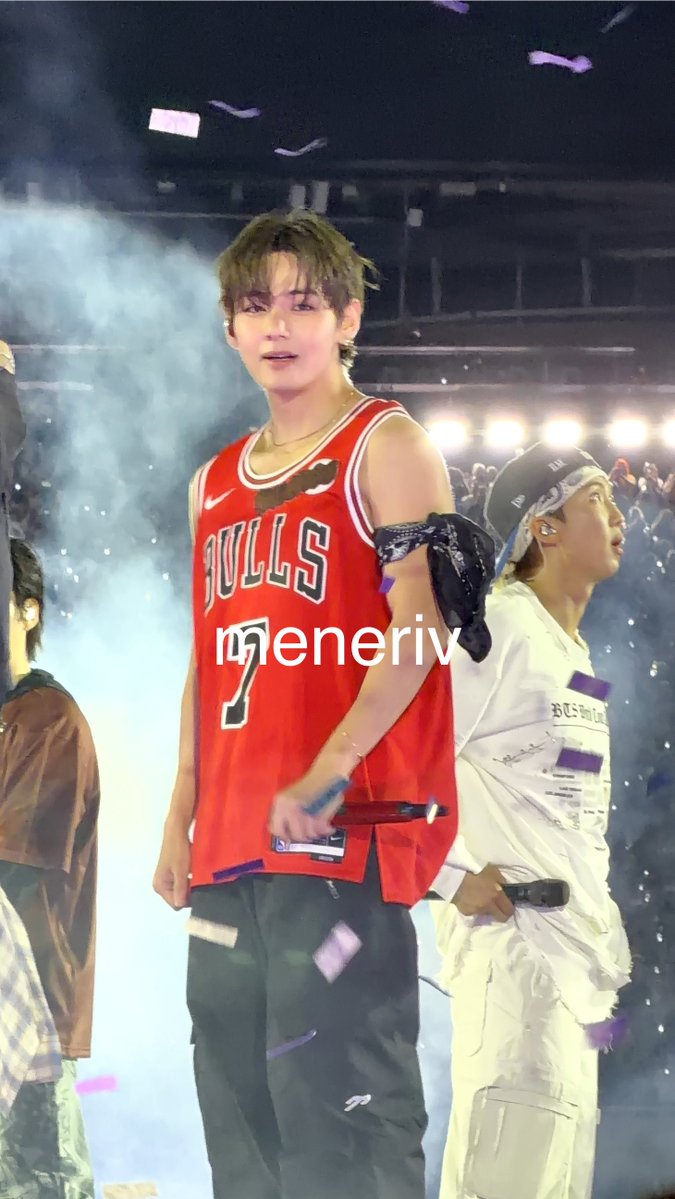 meneriv's tweet photo. TAEHYUNG IM STARVING 
#BTS_WORLDTOUR_ARIRANG_CHICAGO https://t.co/0YpR5hXPDo