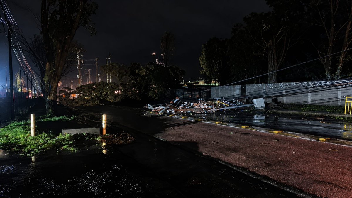 Cr4bian's tweet photo. @amortierra @RedGeoChile Los daños se pueden encontrar en Facebook y acá en X, esa es una trayectoria más o menos aproximada según las localidades afectadas y los registros en video https://t.co/XqYjyBUYDk