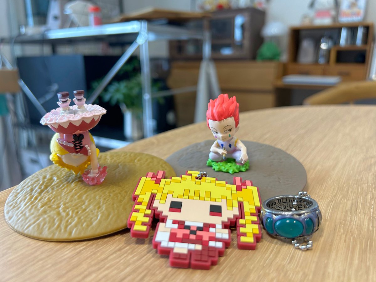 akun2525_x's tweet photo. ハンターハンターの一番くじ朝から2人で引いてきた！

A賞のバインダーと指輪が最高です！！！ https://t.co/Dzi9TVNshQ