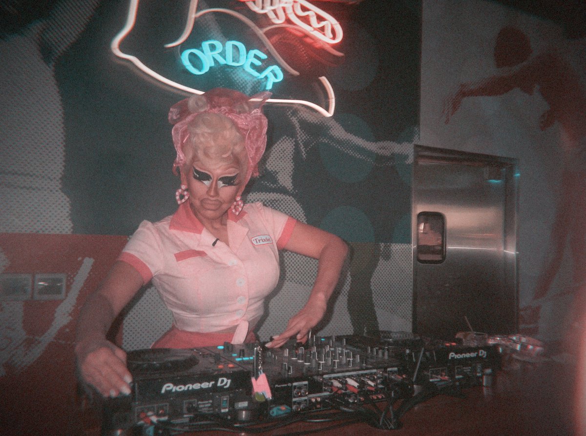 trixiemattel's tweet photo. 💿🎧🩷 https://t.co/I3OhLmkWyH