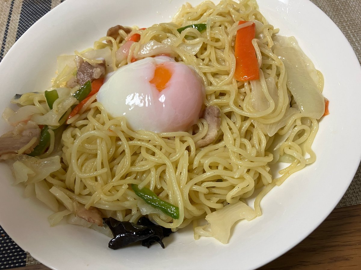 emonnosuke1437's tweet photo. 昼は塩焼きそば温玉乗せ。 https://t.co/D4VEjD9STy