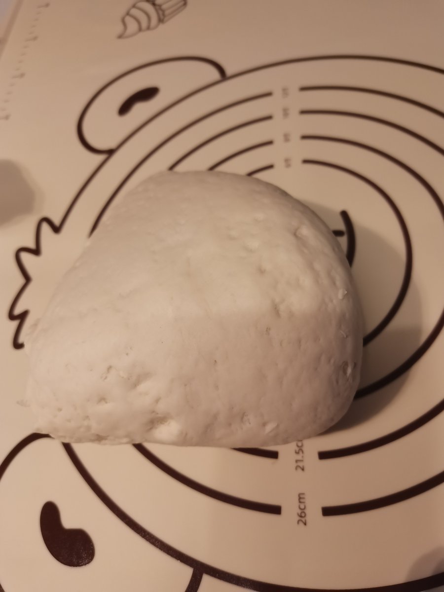 Shib6337's tweet photo. [Pizza night with my tiny sous chef! He “helped” knead the dough (aka covered his hands in flour) and licked the spoon—best cooking partner ever! ]， https://t.co/p8StN3x2rD