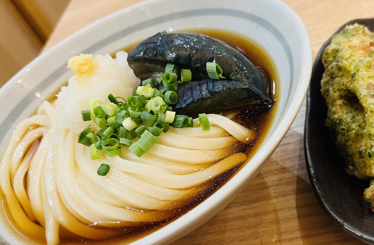 naraseeker's tweet photo. 東京 田町駅/三田駅 「考えるな、うどん食え。」で、ナスの揚げ浸しぶっかけうどん＋ちくわ天ー

まだ暑いので冷たいうどんが良いー。
ナスもめっちゃ美味しかった。肉厚でさっぱりと食べやすい感じ。 https://t.co/RgdqQ29Lhs