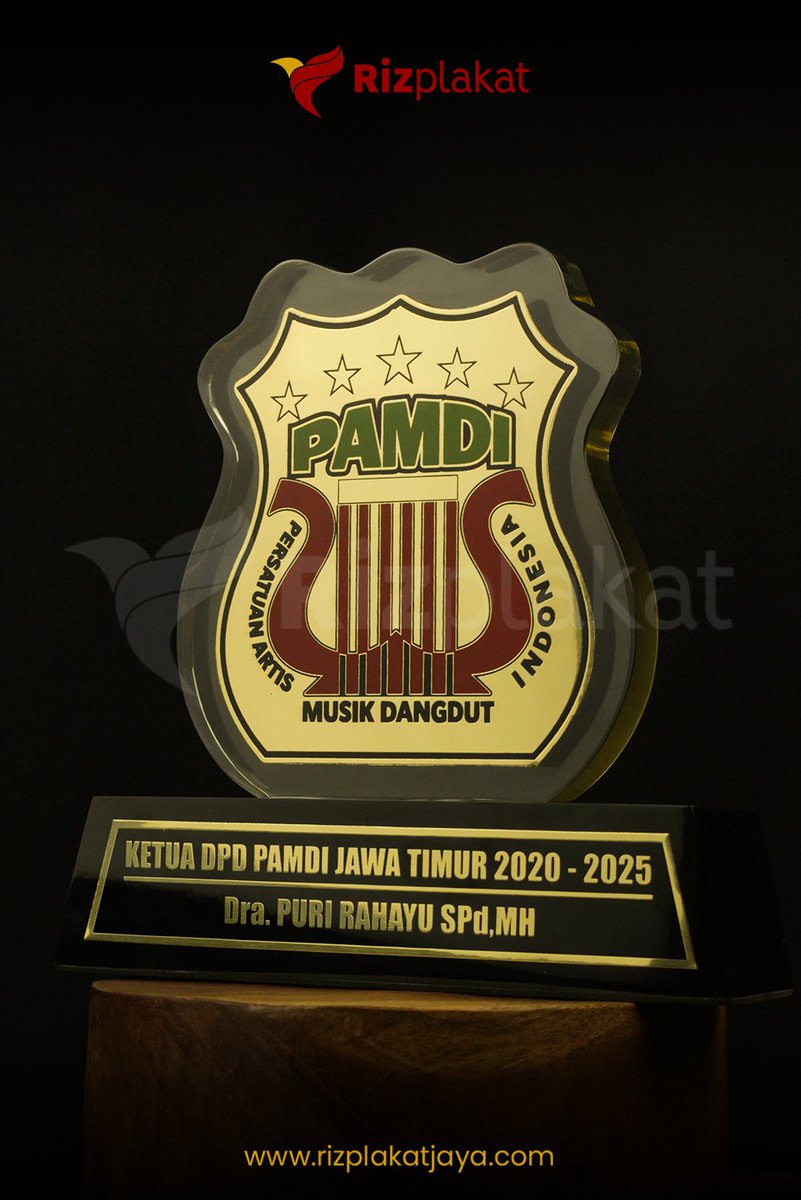 Rizplakat's tweet photo. Desain emblem yang dibuat khusus, dengan finishing yang elegan untuk mengabadikan momen dan apresiasi atas sebuah kepemimpinan. 

https://t.co/jHLFWdV5WK

#PlakatFiberglass #PlakatCustom #PlakatPenghargaan #Rizplakat #plakatsurabaya #authenticindonesianmemento https://t.co/xDkd8ywWTy