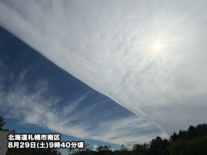 wni_jp's tweet photo. 【青空と雲の境界線】
今日29日(土)の午前中、北海道の札幌市や千歳市などでは空が青空と雲で真っ二つに分かれている様子が見られました。
この雲はジェット気流の流れと近い所に発生。衛星画像でもはっきりとした境界線が見られました。
https://t.co/SqMCXMYpcC https://t.co/GStmLNG2eb