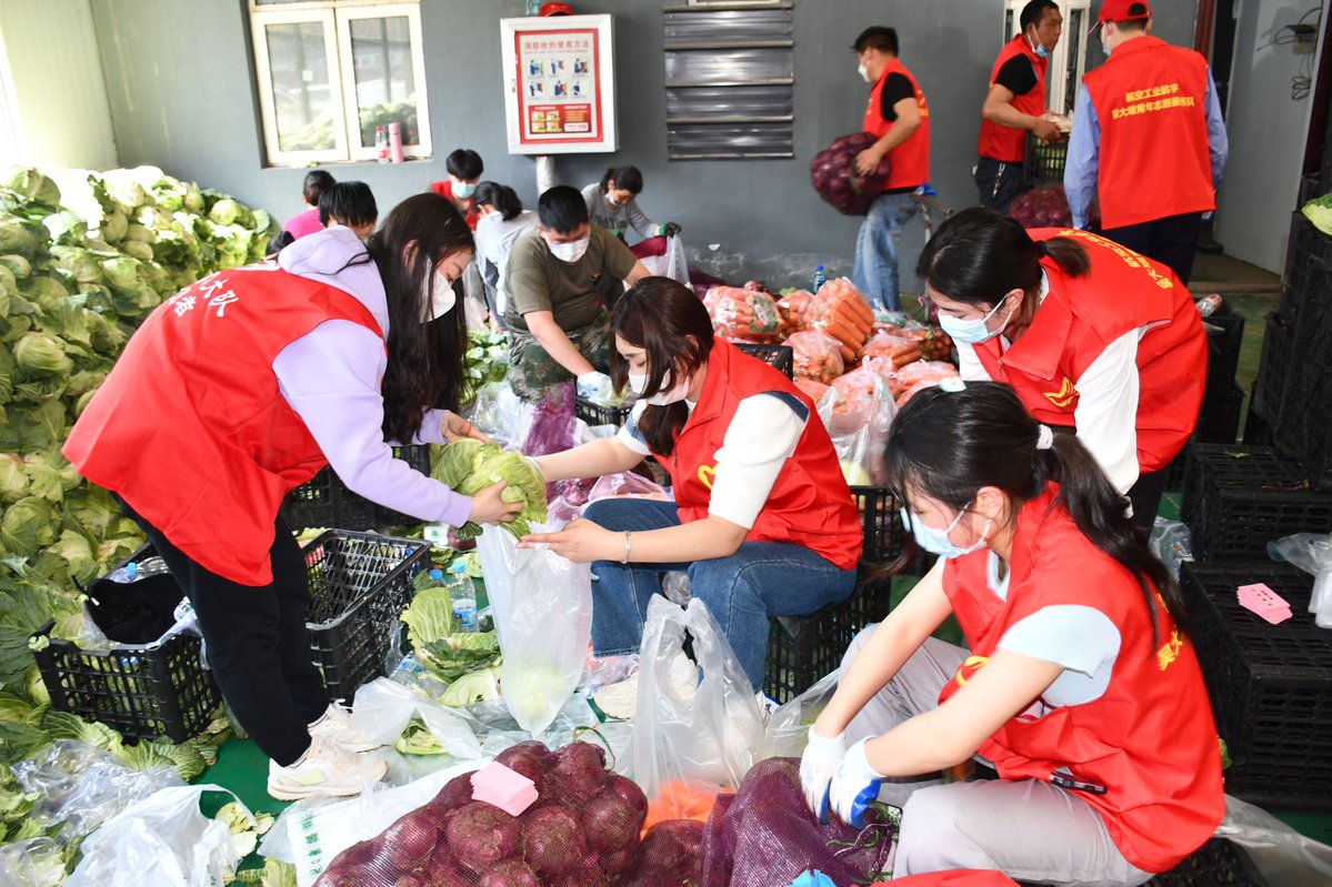 randamllk's tweet photo. Had an amazing morning volunteering at the community food drive—helped sort 200+ grocery items and put smiles on 50+ neighbors’ faces. Small hands, big hearts make a real difference! https://t.co/U2j4xXGL9s