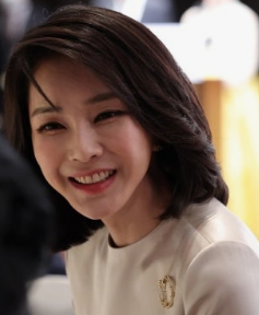 free57065017481's tweet photo. 우리 영부인님 생신이 9월2일 수요일 입니다.

영부인님께서 식사도 잘 못하시고 누워계신다고 들어서 너무 걱정되고 분노가 치밀어 오릅니다. ㅠ

영부인님께 생신카드, 편지, 영치금으로 응원과 지지 해드려요.
우리가 힘이 되어드려요. 우리가 지치지 않아야 영부인님께서도 힘을 얻으십니다. https://t.co/Z1O09TsDv8