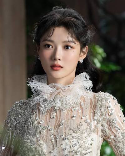 wong_christine's tweet photo. Wouldn’t it be nice if Jinyoung and Kim Yoojung can work together in another drama with a Victorian era royal concept? https://t.co/24Kvfv36AZ
