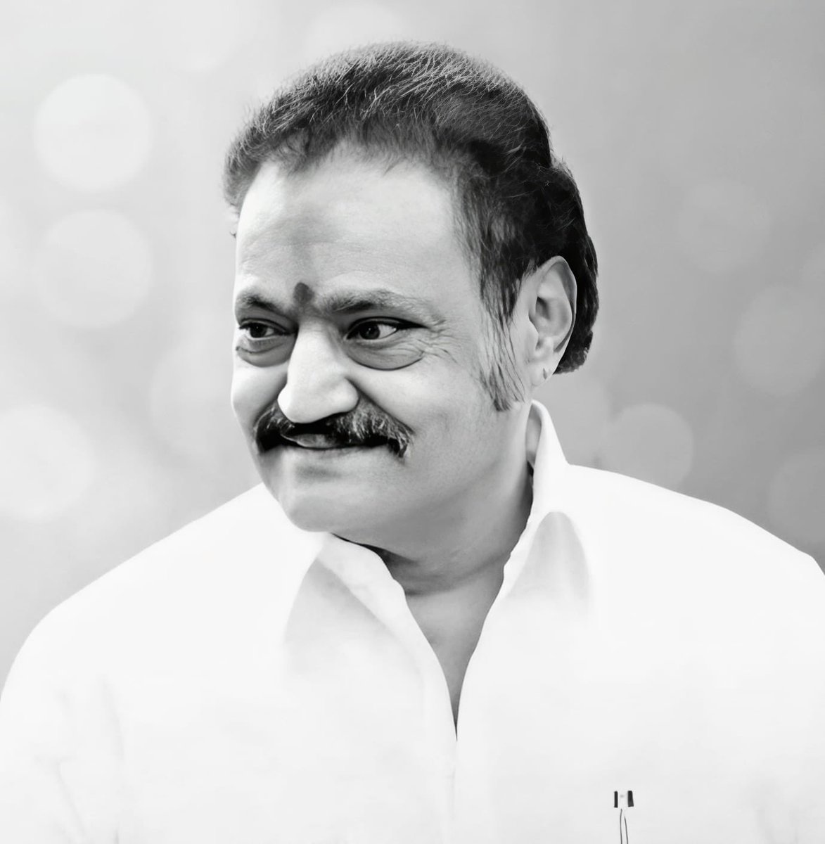 PurandeswariBJP's tweet photo. రామ రధచక్రాలు నడిపిన రధసారధి, ప్రజాసేవలో అంకితభావంతో పనిచేసి, తనకంటూ ఒక ప్రత్యేక ముద్ర వేసుకున్న మా అన్నయ్య, స్వర్గీయ శ్రీ నందమూరి హరికృష్ణ గారి వర్ధంతి సందర్భంగా ఘన నివాళులు అర్పిస్తున్నాను.🙏

మాతో నీవు గడిపిన ప్రతి క్షణం నేటికీ కళ్లముందు కదలాడుతూనే ఉంది. నీవు మా మధ్య లేకపోయినా, నీ జ్ఞాపకాలు మా హృదయాల్లో చిరస్థాయిగా నిలిచిపోయాయి.