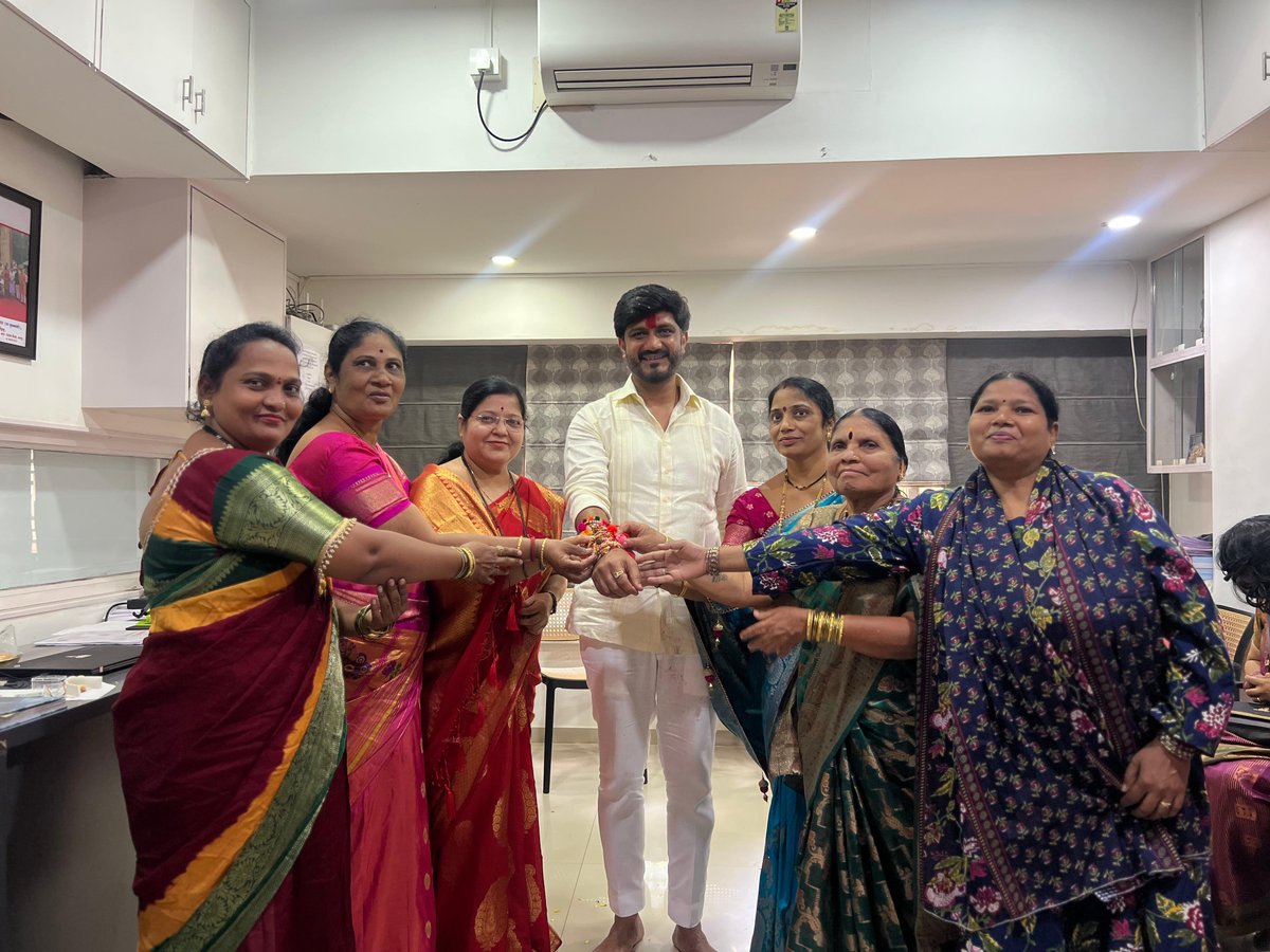 SidShirole's tweet photo. ❝ रक्षाबंधनाच्या पवित्र निमित्ताने… लाडक्या बहिणींच्या प्रेमाचा आशीर्वाद! ❞ 

आज रक्षाबंधनाच्या निमित्ताने खडकी, छत्रपती शिवाजीनगर उत्तर व दक्षिण मंडलासह संपूर्ण मतदारसंघातील तसेच पुणे शहरातील माझ्या लाडक्या बहिणींनी घोले रोड येथील जनसंपर्क कार्यालयात भेट देऊन औक्षण करत मला राखी बांधली.

माझ्या लाडक्या बहिणींच्या या प्रेमळ भेटीने मन भरून आले. त्यांच्या प्रेमाचा आणि आशीर्वादाचा स्वीकार करत त्यांना रक्षाबंधनाच्या मनःपूर्वक शुभेच्छा दिल्या. 

बहिण-भावाच्या या अतूट नात्यातील प्रेम, विश्वास आणि आपुलकी अशीच सदैव कायम राहो, हीच मनापासून प्रार्थना!

माझ्या सर्व लाडक्या बहिणींना रक्षाबंधनाच्या हार्दिक शुभेच्छा! 

#रक्षाबंधन #RakshaBandhan #SiddharthShirole #शिवाजीनगर #Pune