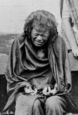 suwondo99's tweet photo. Bayangin lo sakit encok parah, mata udah hampir buta, badan renta, suami udah mati dua kali di medan perang.

Tapi lo masih mimpin gerilya di hutan Aceh.

Bukan seminggu. Bukan sebulan.

Enam tahun.

Ini bukan fiksi. Ini Cut Nyak Dhien.

Ulik bareng gue, siapa sebenernya perempuan yang hidupnya nyeret dalam perang hampir tiga dekade ,  dan tetap nggak mau menyerah.