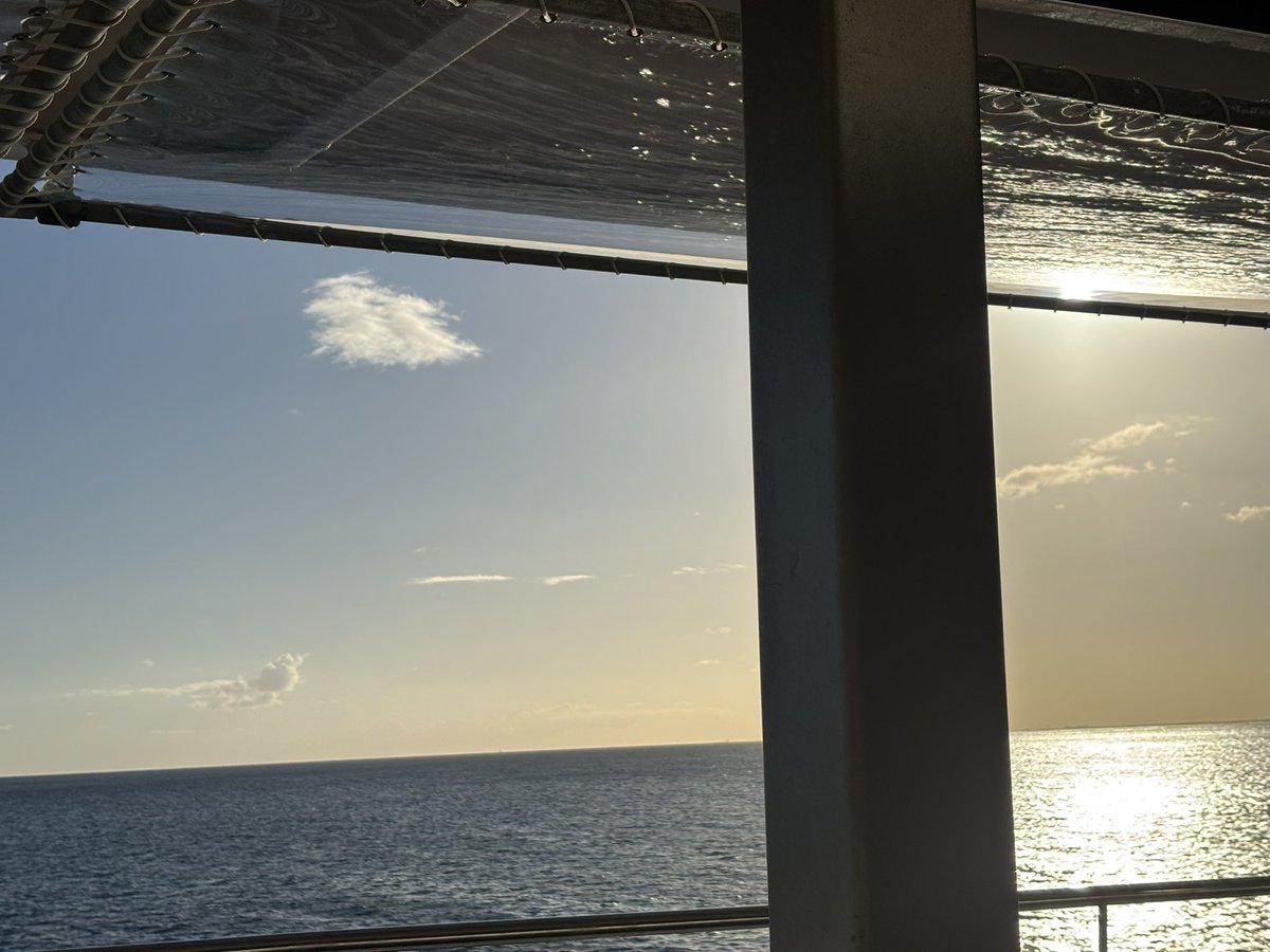 Mr_abfly's tweet photo. 白い波とワイキキビーチ♪浮かぶ浮かぶディナークルーズ♪ https://t.co/kViyzVLbpE