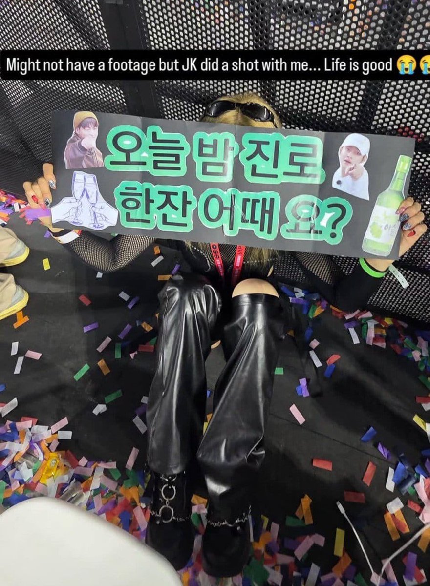 koovarbie's tweet photo. Jungkook gestured for a shot after seeing an army holding a “How about a glass of Jinro tonight?” poster 😹

https://t.co/N7uja2J3i7