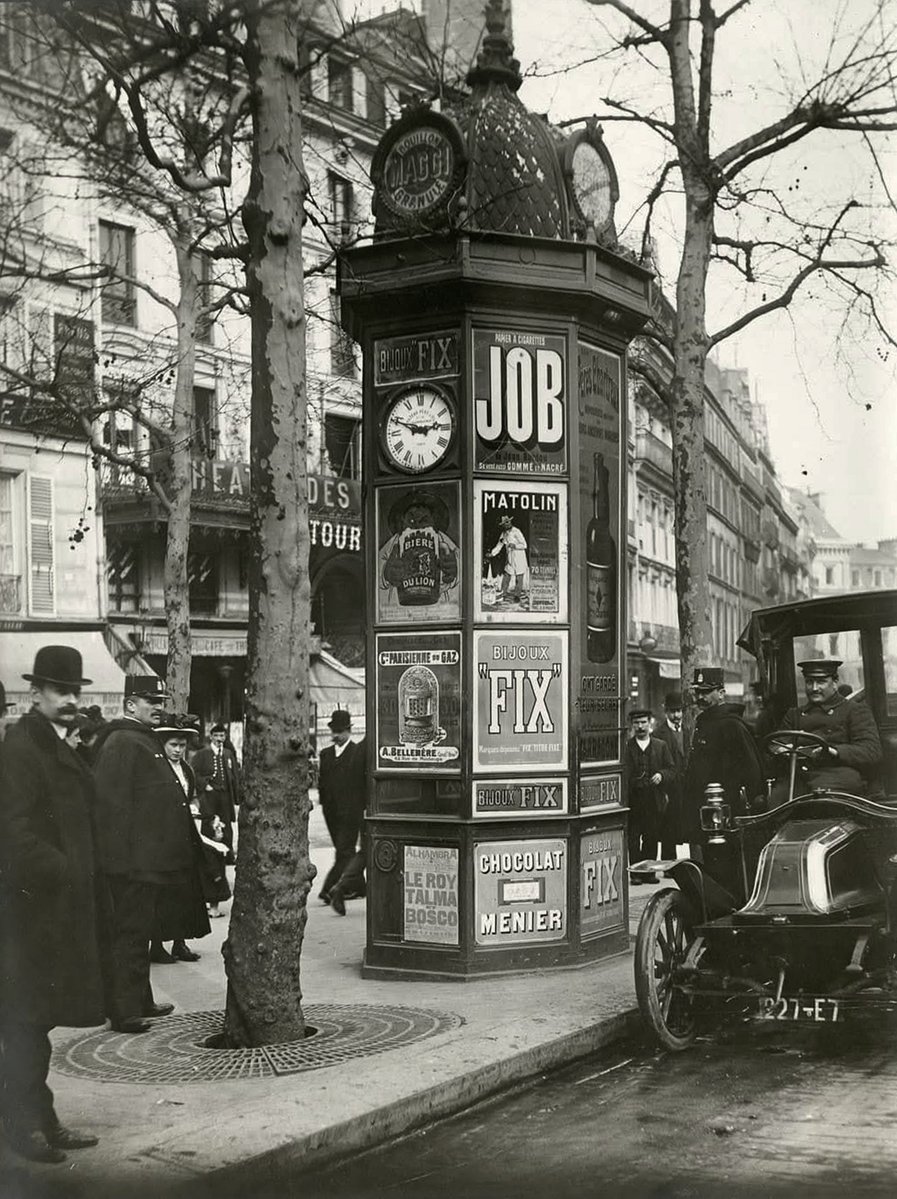 AlainHanel's tweet photo. PHOTOGRAPHIE REMARQUÉE ET REMARQUABLE… Comme chaque matin pour ouvrir ma page, voici une photographie rare que j'ai trouvée sur X et qui mérite le détour de votre regard…                                       Photographie d'art, de presse, ou document historique plein de tristesse ou de beauté…                                            "COLONNES MORRIS" - PARIS 1868.
C’est l’imprimeur Gabriel Morris, spécialisé dans la  publicité des spectacles parisiens, qui prend l’initiative de mettre en  place des lieux entièrement dédiés aux affiches publicitaires.
Emballé  par l’idée, le préfet de police fait installer une dizaine de ces  modèles sur les Grands Boulevards, alors surchargés de réclame pour les  spectacles des théâtres alentours.
La ville de  Paris donne à Morris le monopole publicitaire sur les colonnes, qui  deviennent dans le langage populaire les « colonnes Morris ».
451  colonnes, chacune pouvant accueillir 4m² de publicités dédiées aux  offres culturelles parisiennes, seront mises en service entre 1868 et le  milieu des années 1870.
Construites en fonte et  peintes de cette couleur verte si caractéristique du mobilier parisien,  leur toiture est composée d’une marquise hexagonale, décorée de six  mufles de lions à chaque coin.
Le tout est  surmonté d’un dôme convexe, décoré d’écailles et d’une flèche ornée de  feuilles d’acanthe, typiques de l’architecture néoclassique et  éclectique du XIXe siècle.
Ces premières  colonnes sont ensuite perfectionnées par l’architecte Gabriel Davioud.  
Sous la marquise, il ajoute un bandeau où sont notés les mots «  Spectacles » et « Théâtre » coupés d’un médaillon en fonte de fer non  peinte.
Le bateau gravé sur ce médaillon n’est  pas sans rappeler le blason de la ville et sa devise, « Fluctuat nec  mergitur », rendue officielle en 1854 par le baron Haussmann.
À l’intérieur, un espace permet d’y ranger les balais des équipes de nettoyage.
Dernièrement, sous l'ère Hidalgo et par intérêt financier (monopole publicitaire revenant à la ville de Paris), les 550 colonnes "Morris" disséminées dans la capitale sont progressivement démontées.
Elles sont ensuite remplacées par des mobiliers flambants neufs qui ressemblent furieusement aux anciens et sont soi-disant plus écologiques…
Ce saccage est d'autant plus regrettable que les kiosques Daviout formaient un ensemble harmonieux avec ces célèbres bancs et les fontaines Wallace, qui ont également disparu.
Paris n'est plus Paris...