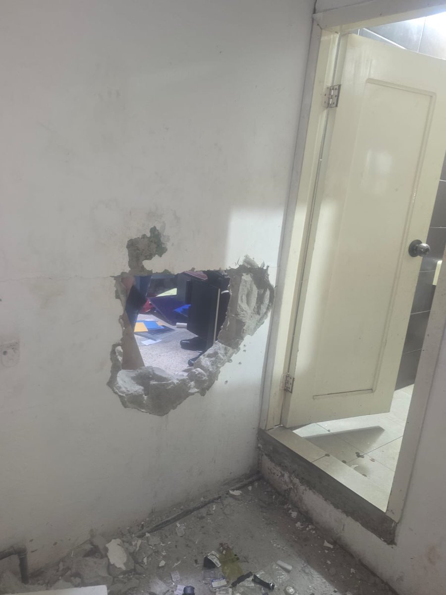 JohnReimberg's tweet photo. CUATRO PERUANOS Y TRES ECUATORIANOS APRESADOS POR INTENTO DE ROBO EN JOYERÍA DE MANTA.

El operativo fue ejecutado por la Policía Nacional que aprehendió a siete delincuentes que intentaron robar una joyería en el sector El Murciélago, en Manta. 

Los agentes llegaron al establecimiento y, al tratarse de un delito flagrante, lograron neutralizar y aprehender a siete sujetos:

Byron Orlando Bermeo Veletanga, 46 años, ecuatoriano.
Edwin Alarcón Rengifo, 48 años, peruano.
César Torres Tapia, 43 años, peruano.
Wilder David Santacruz Ibarra, 55 años, peruano.
Hernán Cruz Narváez, 50 años, ecuatoriano.
��ngel Gregorio Peñaherrera Freire, 40 años, ecuatoriano.
José de la Cruz, 49 años, peruano.

Estos individuos fueron puestos a órdenes de la justicia para el debido proceso.

Seguimos trabajando.