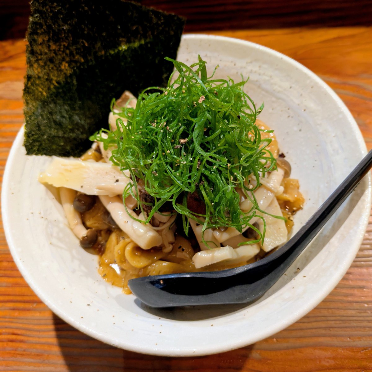 Mascara_condor's tweet photo. 麺と未来＠下北沢
三種のキノコまぜそば(冷)
上質な鶏油と鯵の風味を纏った手打ち極太麺がウマい!! キノコも満載で早くも秋を醸し出す季節感も絶妙な仕上がりの逸杯🙌 https://t.co/tiL6HhFz0D