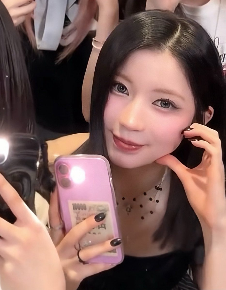 ru_vvx9's tweet photo. スマホ裏に1万円札を挟むえいさぁ🐰ᩚ

その理由は「なんかデザインがかわいいから!
あといざ迷子になっても1万円があればって、、お守りって感じ」 https://t.co/TjXNSA3Aou