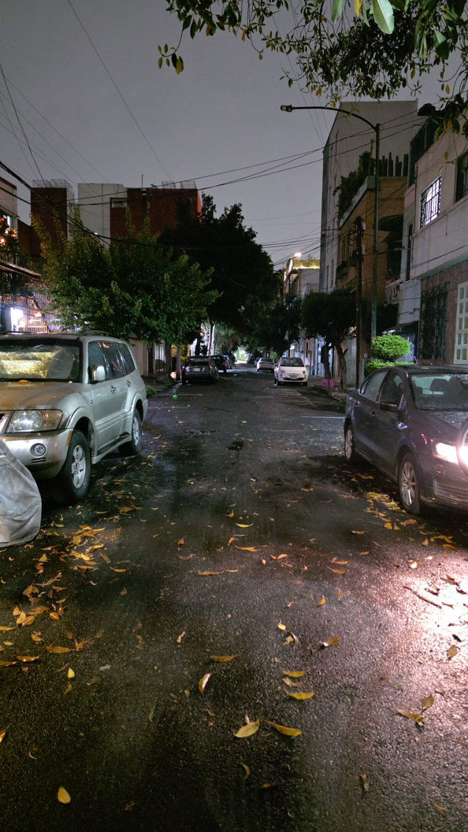RomaSurIIVecino's tweet photo. @AlessandraRdlv  @AlcCuauhtemocMx @CFE_Contigo Los vecinos reportan NO HAY LUZ en la calle  Nautla desde Tepic hasta Aguascalientes. Desde ayer estaban los de CFE y algo movieron que nos dejaron sin luz arreglen por favor 🙏🏻🙏🏻🙏🏻🙏🏻Már rondines en esta calle @UCS_GCDMX  @SSC_CDMX https://t.co/NnQvmMkMPy