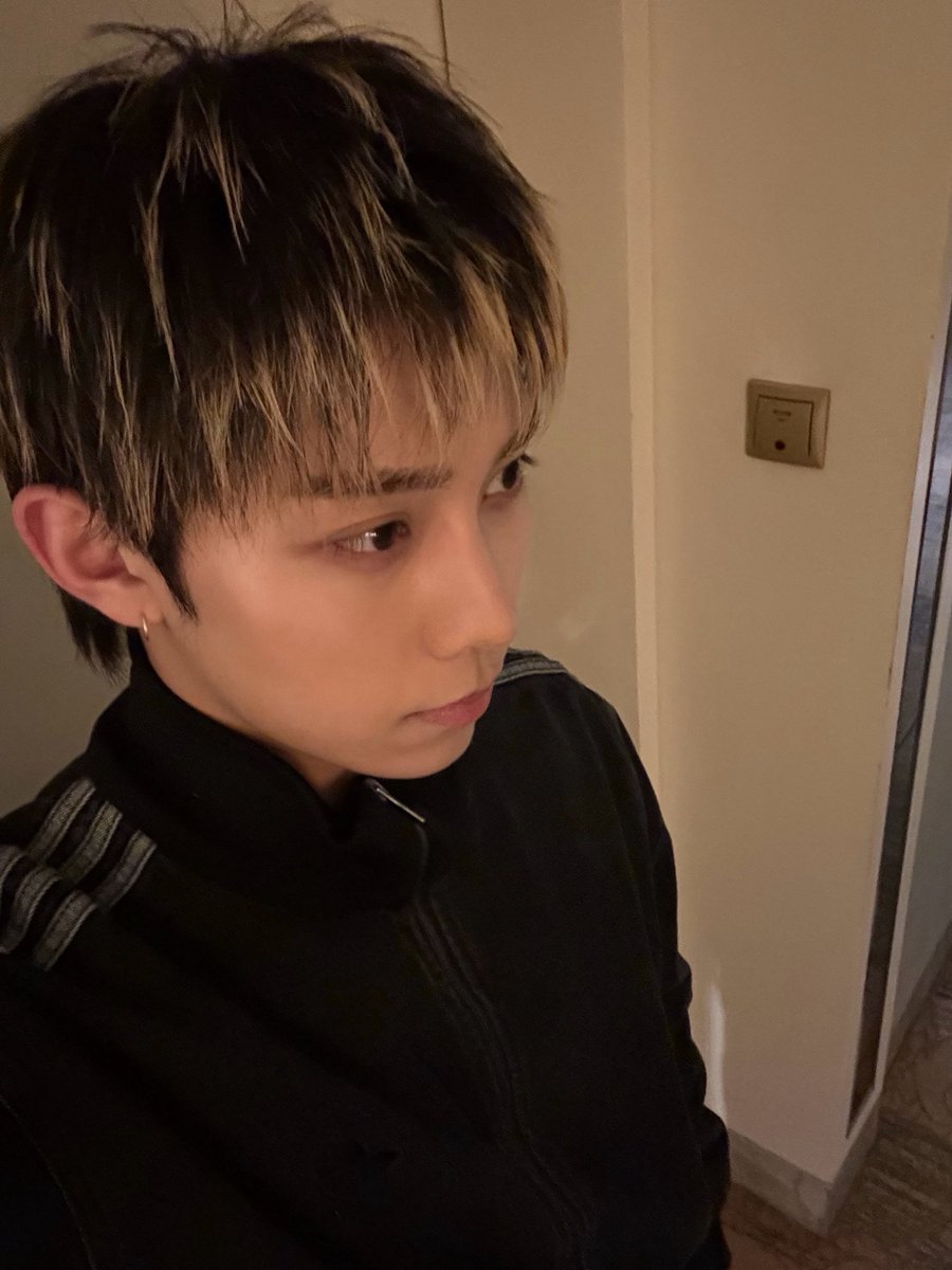 terjemahinRYUL's tweet photo. This angle >>>>>

#률 #RYUL #롱샷 #LNGSHOT https://t.co/y3xWoJ4PI7