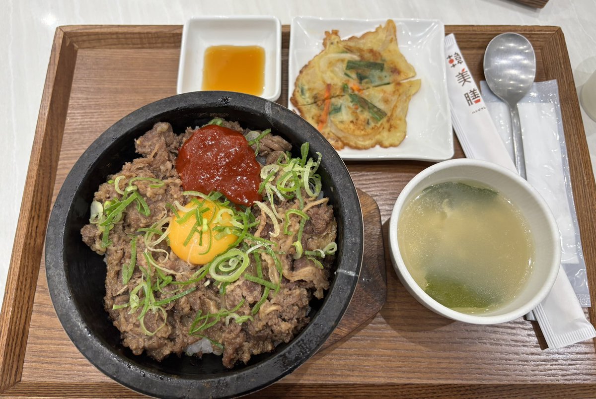 skygilly's tweet photo. 『牛カルビ石焼ビビンバセット』¥1,408 
牛カルビたっぷりの熱々石焼ビビンバ！
卵黄とコチュジャンを絡めていただきました😋チヂミとスープも付いて、満足ランチ✨

ごちそうさまでした😋
#韓美膳 #イオンレイクタウン #ランチ https://t.co/SnhRgHALVd