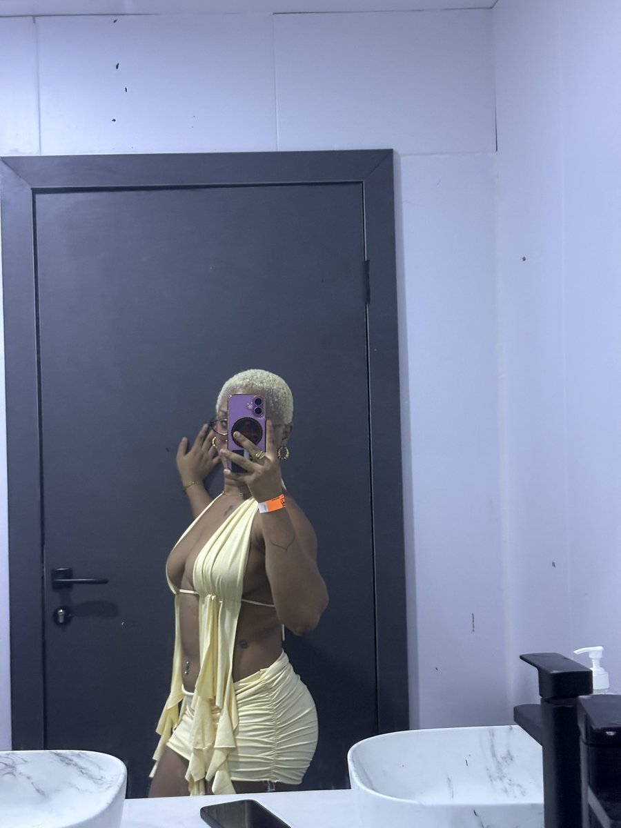 coochieyosei's tweet photo. On my way home feeling sexy AF.😍🦋💛 https://t.co/FvzpsmKuR3