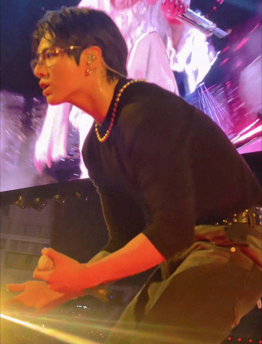 dreamjeons's tweet photo. who even looks like this? https://t.co/Tfq5mMpmKp