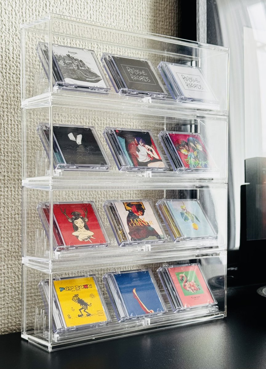 CSM_1214's tweet photo. 米津さんのミニCD飾ってみた！✨
(右上2つはシークレットでは無いのでご安心を)

100均のケースとスタンド組み合わせたらいい感じに飾れるのでぜひ！！
#米津玄師 #米津玄師ミニCD https://t.co/PjPVUT1n62