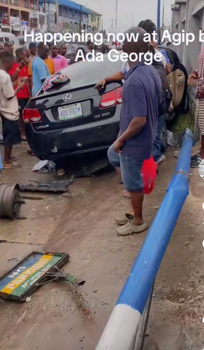 ThatOjoBoy's tweet photo. Lady shares video crying as policemen arrive at her family’s house to plead with them after a police officer allegedly sh0t her brother at Agip, Ada-George, Port Harcourt.

According to eyewitnesses, the man had allegedly done nothing wrong. They claim police officers were chasing him while he was driving before he was sh0t, causing him to crash into bystanders. 😳